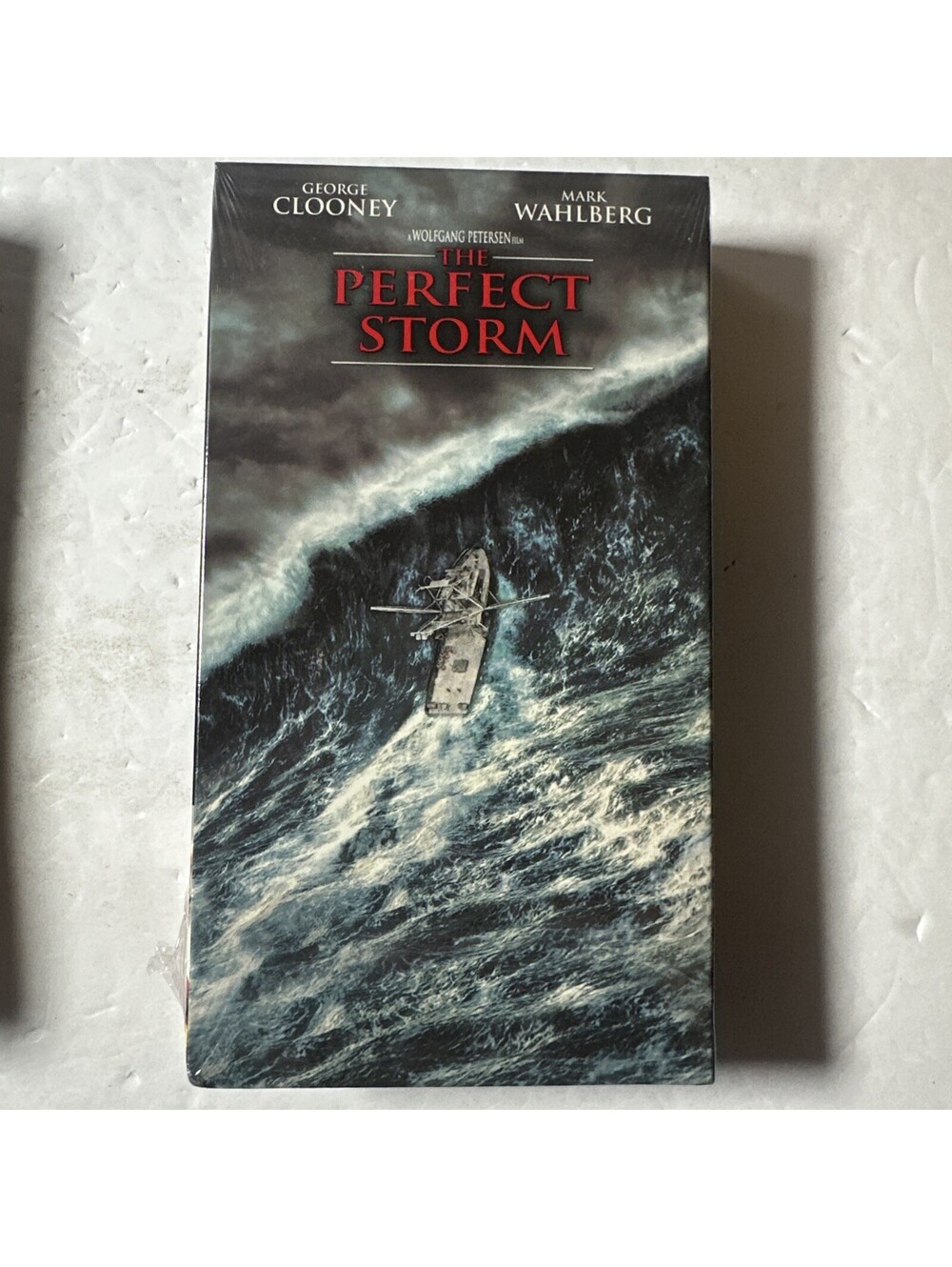 The Perfect Storm VHS, 2000 Thriller Starring George Clooney and Mark Wahlberg